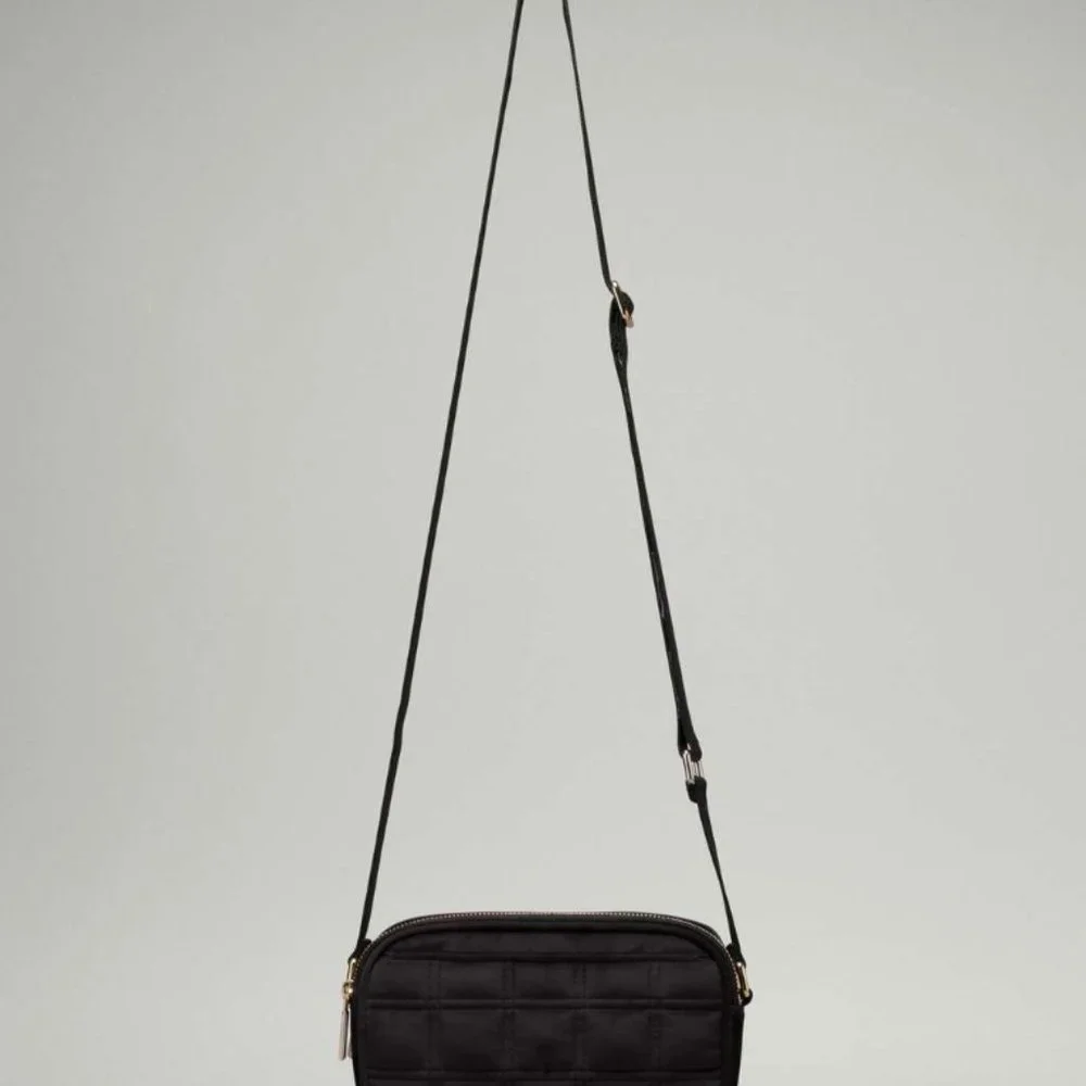 (2367/68) LULULEMON Crossbody Camera Bag 2L *Quilted Velour Blk/Gld - Picture 4 of 4